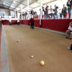Homens da terceira idade participam de jogo de bocha
