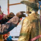 Restauradores trabalham na estátua de bronze