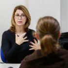 Tradutora de libras conversa com candidata à vaga de emprego