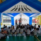 Alunos ouvem as instruções de servidor da Escola de Trânsito