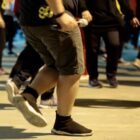 Pessoa dança segurando um microfone