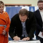 Prefeito Adriano assina ordem de serviço