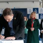 Prefeito Adriano assina ordem de serviço