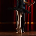 Imagem de um bailarino e uma bailarina dançando juntos