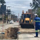 Trabalhador e equipamentos em rua que recebe manutenção