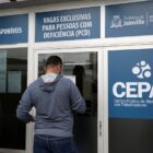 fachada do Cepat com as vagas disponíveis