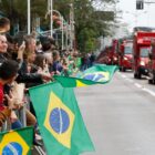 bombeiros desfilando e o público assistindo