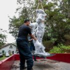 Restaurador manuseia estátua pronta para o transporte
