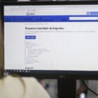 mulher acessando página da prefeitura para fazer o requerimento