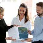 Vice-prefeita, primeira dama e secretário seguram papel com plano de arborização