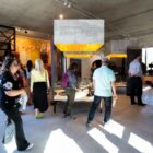 Pessoas circulam por uma exposição de arte
