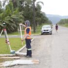 Técnico faz medições
