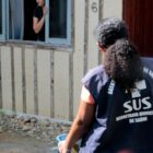 Agente de saúde visita residência