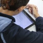 Aluno estuda com tablet