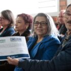 Família mostra certificado da Reurb