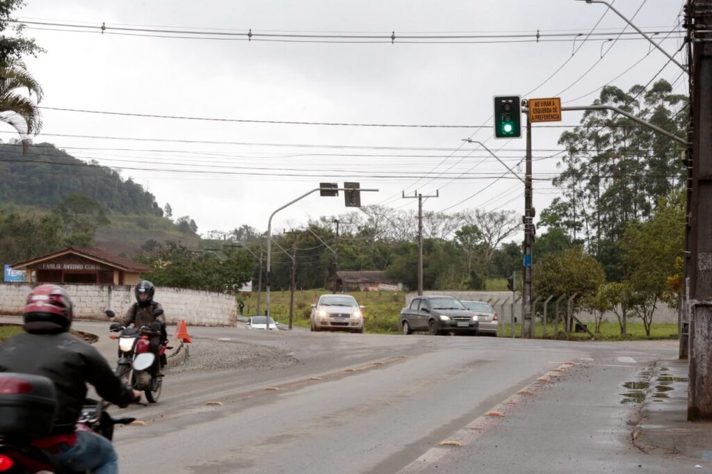 Detrans implanta rotatória no cruzamento da Dorothóvio do Nascimento com a Tuiuti