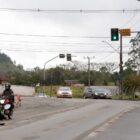 Carros em via