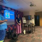 profissionais da Companhia no palco com peças do sistema de esgotamento sanitário