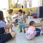 Professora brinca com crianças