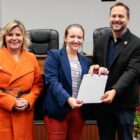 Prefeito Adriano, vice Rejane e secretária Fabiana exibem o Plano