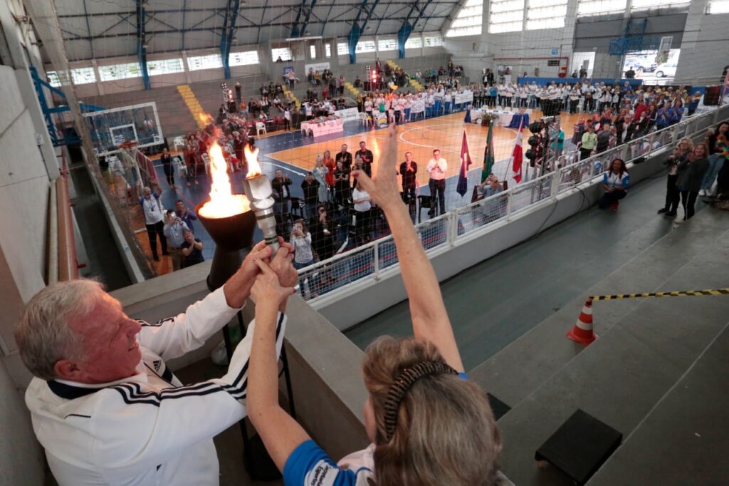 Abertura dos Jogos de Integração da Terceira Idade de Joinville reúne atletas e tem eleição do rei e da rainha do evento