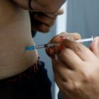 Vacina é aplicada em paciente