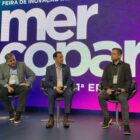 Secretário de Inovação de Joinville fala em palco ao lado de outras autoridades
