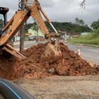 Máquina da Companhia Águas de Joinville trabalha em implantação de rede