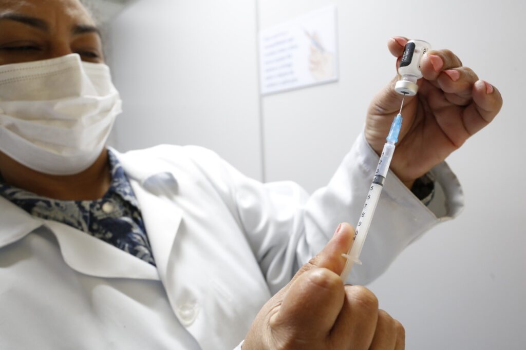 Vacinação contra a covid-19 com Coronavac se concentra em quatro locais a partir desta terça