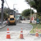 Máquina em rua que recebe melhoria no pavimento
