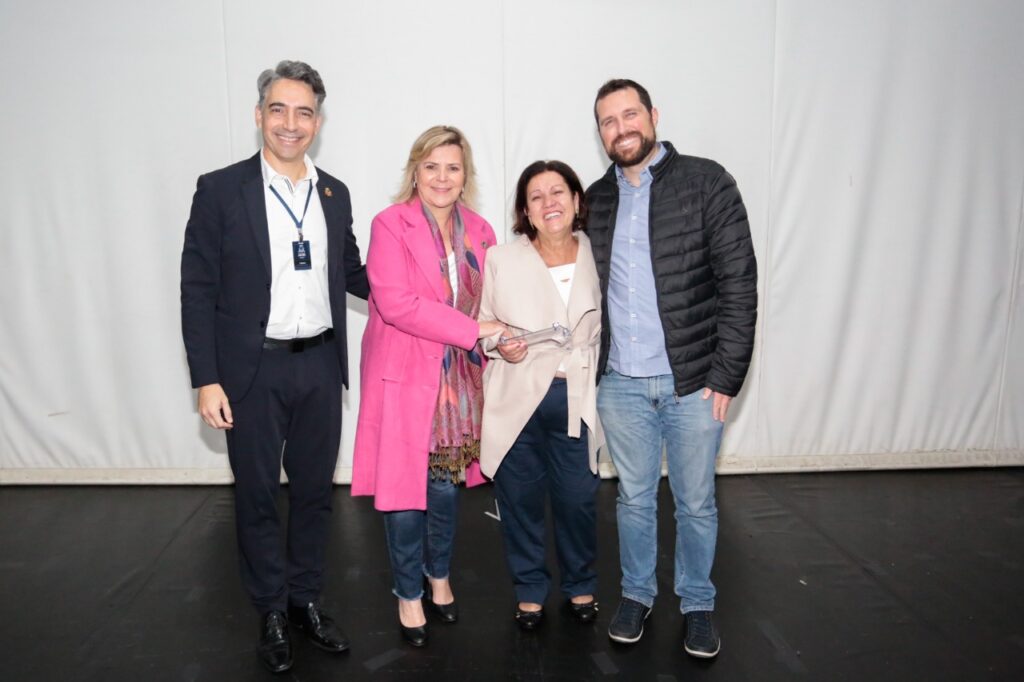 Ipreville homenageia servidores municipais aposentados e pensionistas