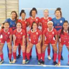 Equipe feminina de Joinville posa para foto em quadra