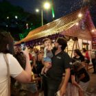 público fazendo fotos na decoração do Natal de Joinville