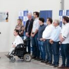 Prefeito discursa, observado por outras autoridades, durante evento de assinatura da lei