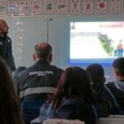 Agente da Defesa Civil dá palestra para alunos em uma sala de aula