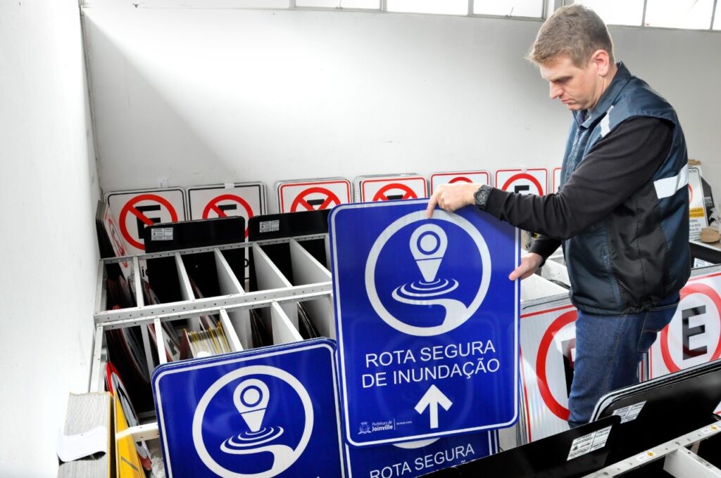 Prefeitura de Joinville inicia sinalização da Rota Segura para orientar sobre áreas de alagamento no Centro