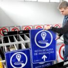 Agente segura placa da rota segura que serão instaladas