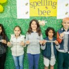 Alunos seguram papéis com palavras em inglês