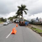 Parte da rua interditada com máquinas e cones para revitalização