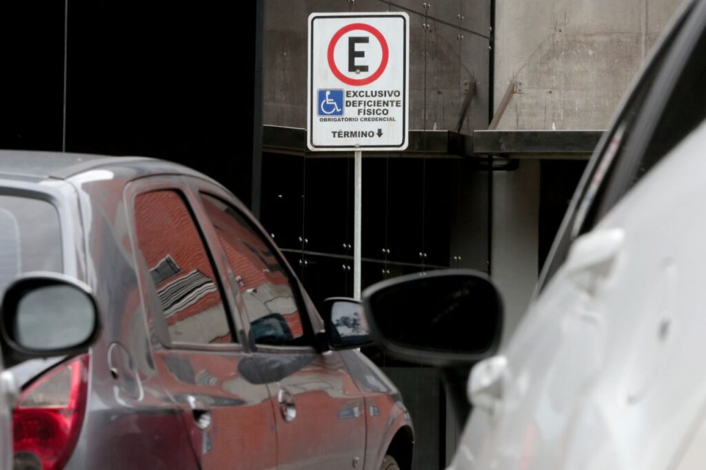 Prefeitura de Joinville alerta para o desrespeito às vagas prioritárias para pessoas com deficiência e idosos