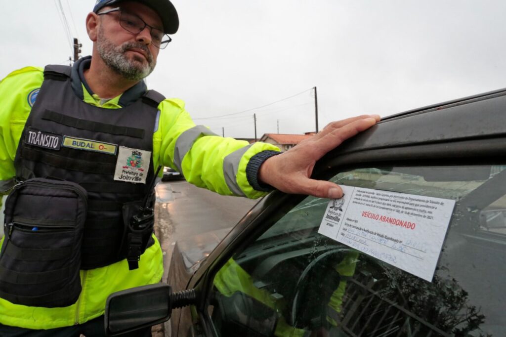 Detrans de Joinville inicia adesivagem de carros abandonados
