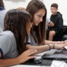 Alunas da rede municipal em frente a um computador