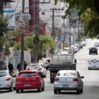 Carros trafegam pela rua Abdon Batista
