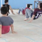 Crianças praticam movimentos de dança