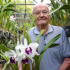 Orquidófilo com uma de suas flores