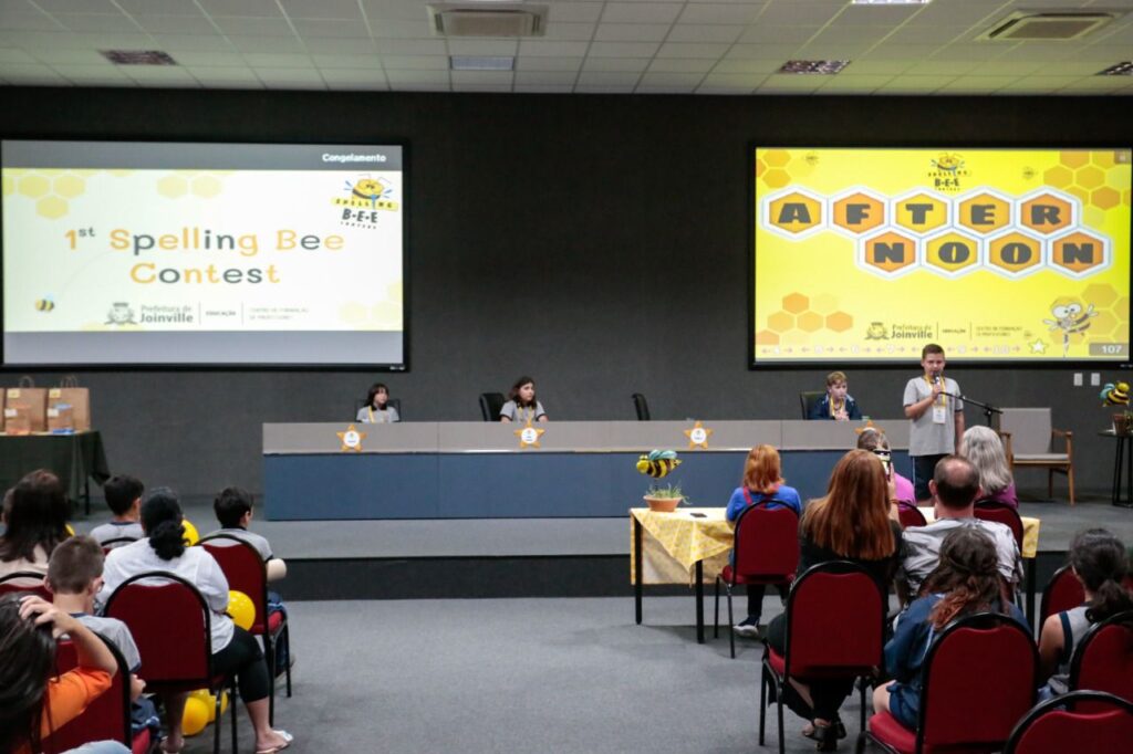 Aluno de escola do bairro Costa e Silva vence Concurso de Soletração em Inglês da Rede Municipal de Joinville