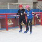 Duas meninas patinam no gelo