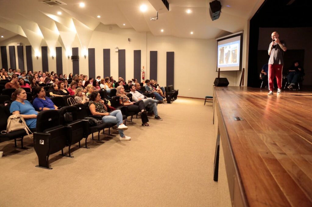 Seminário sobre práticas docentes reúne mais de 450 pessoas em Joinville