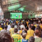 Multidão assiste jogo da Copa no telão