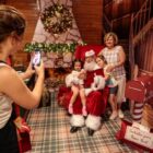 Crianças posam para fotos com o Papai Noel